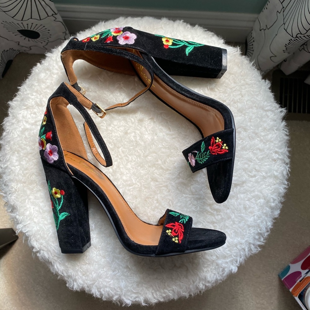NWOT LULU’S Embroidered Heels